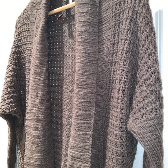 Cozy, knit sweater-shawl - Picture 4 of 7